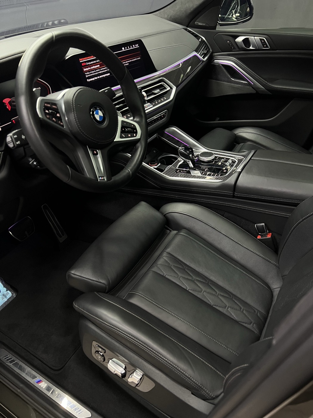 Чёрный салон BMW X6 после детейлинга интерьера